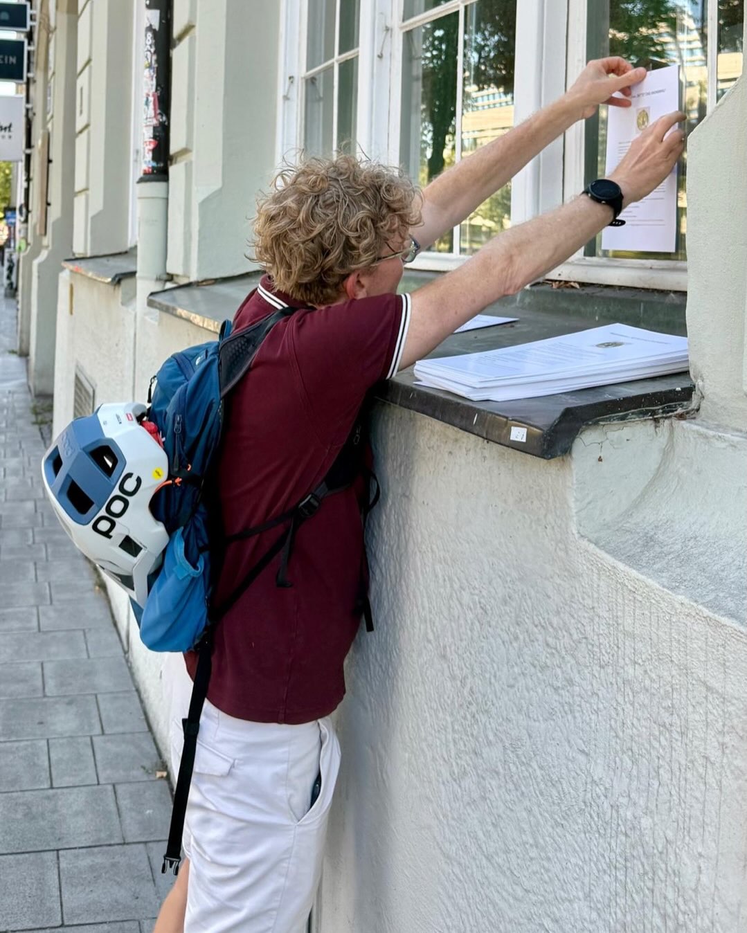 Die Aufrufe werden in die Scheiben gehängt. Rettet das Unionsbräu: Ein Mann klebt einen Aufruf der Bürgerinitiative mit Klebestreifen in die Fenster des Unionsbräu.
