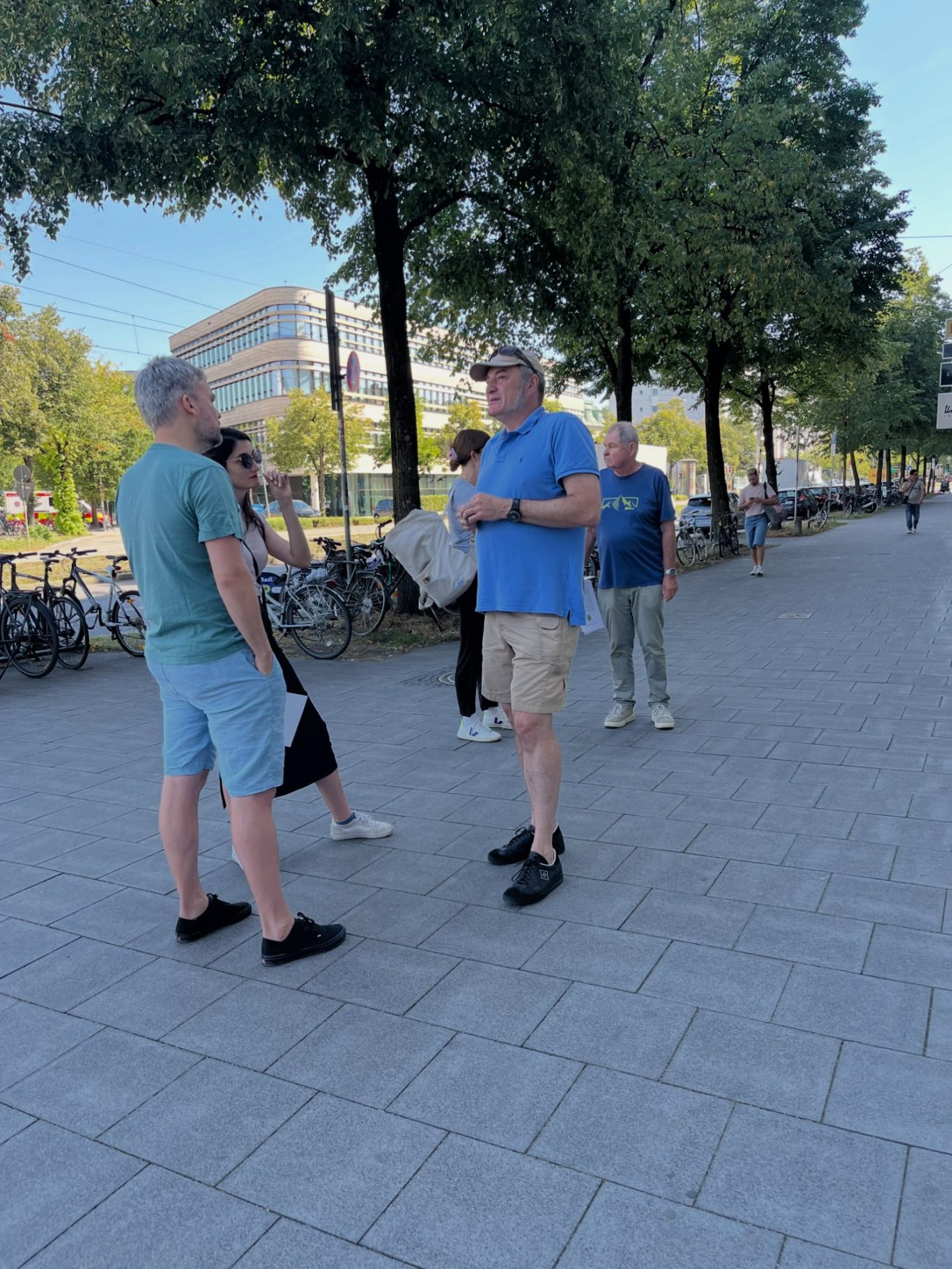 Alle wollen wissen, was passiert Ein Mann mit dem Aufruf „Rettet das Unionsbräu“ in der Hand, unterhält sich mit zwei interessierten Passant*innen.