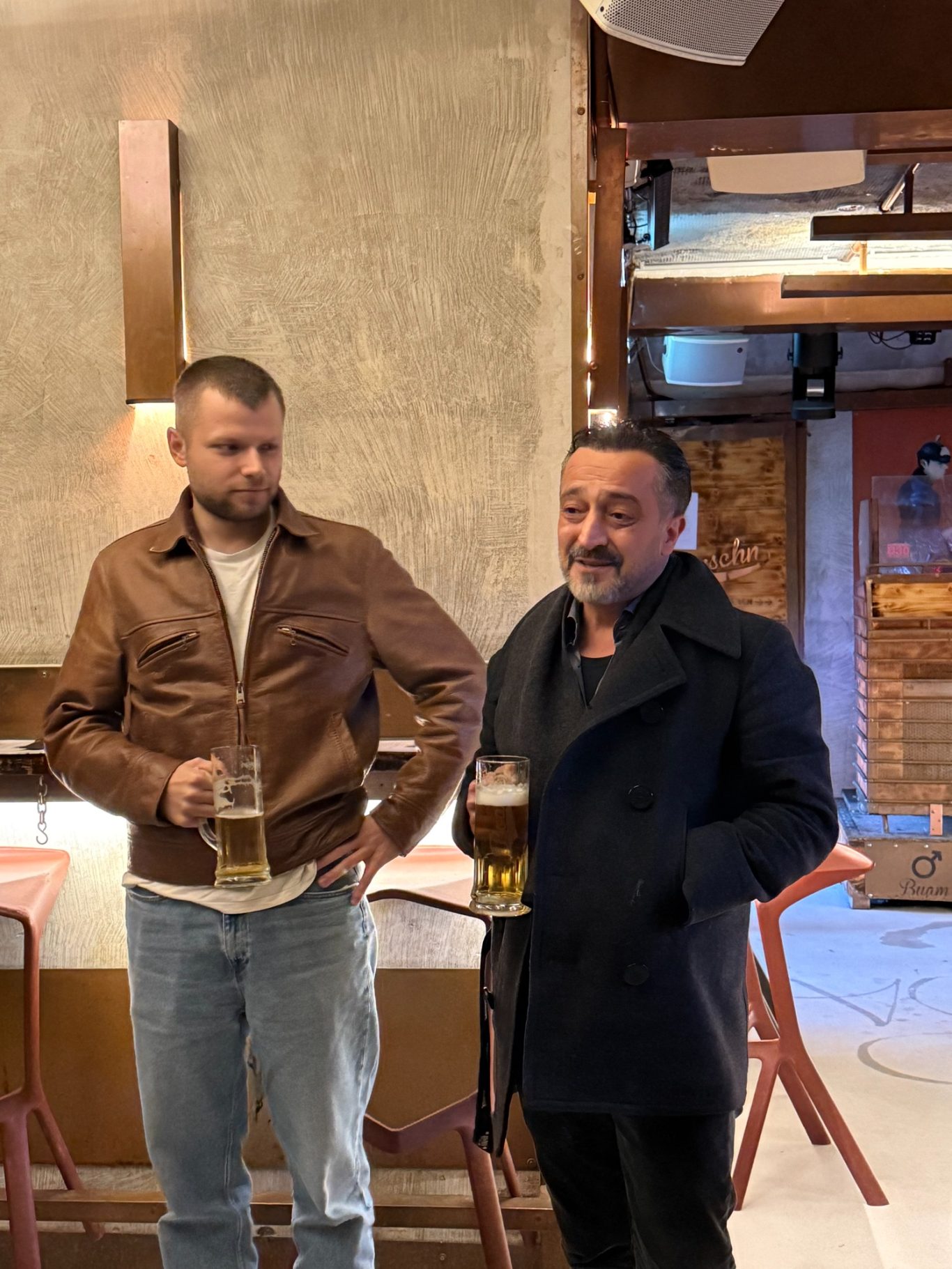 1. Unionsbäu-Stammtisch in der Boazn / 15.10.26 Zwei Männer stehen mit Bierkrügen in der Hand nebeneinander.