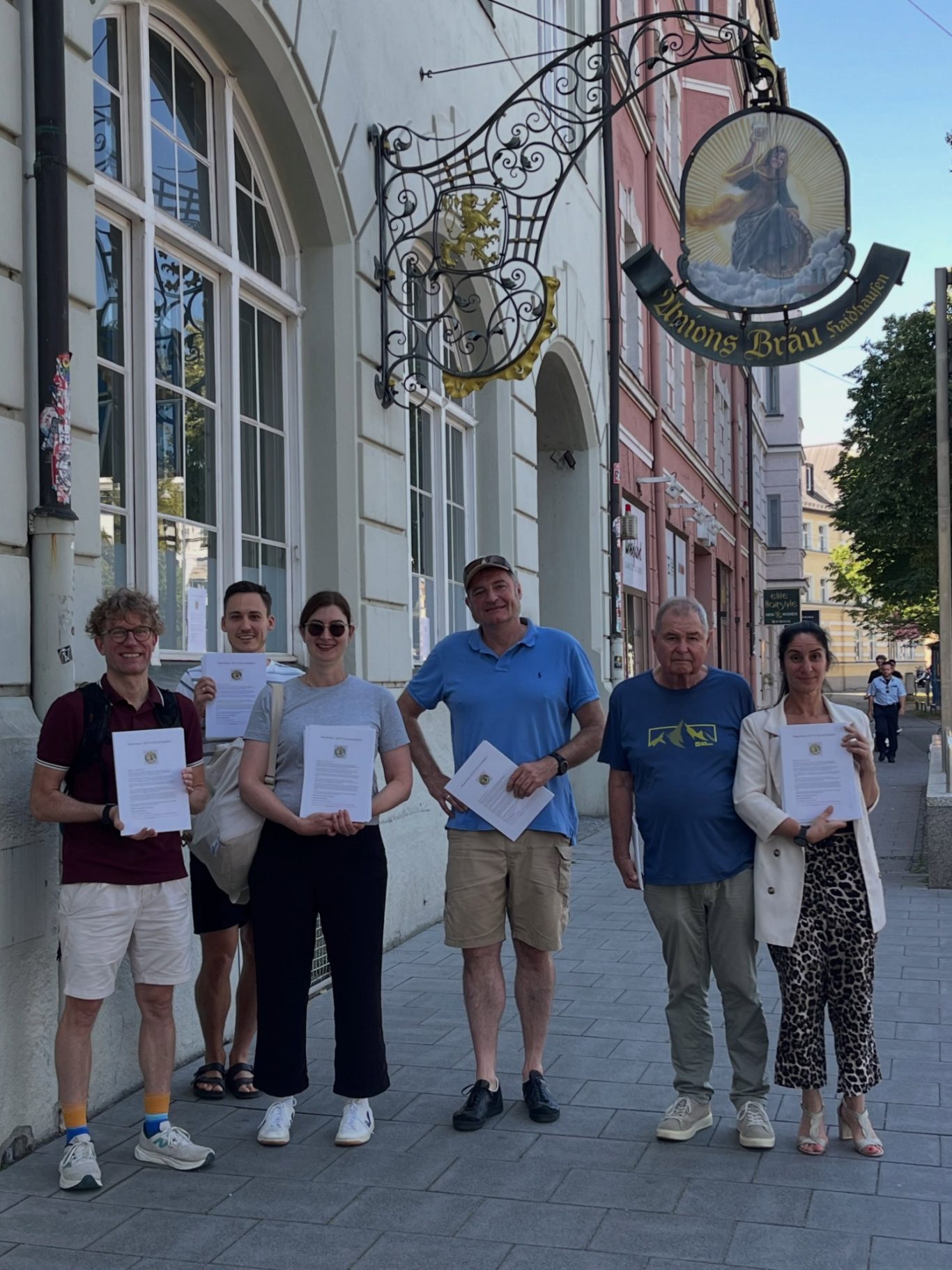 Team-Unionsbräu Rettet das Unionsbräu: Zwei Frauen und vier Männer stehen vor dem Unionsbräu zusammen mit den gedruckten Aufrufen in der Hand.