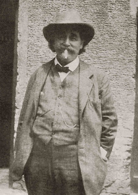 Josef Schülein, Gründer der Unionsbrauerei Historisches Porträtfoto von Josef Schülein, Gründer der Unionsbrauerei, in Anzug und Hut vor einer verputzten Hauswand.