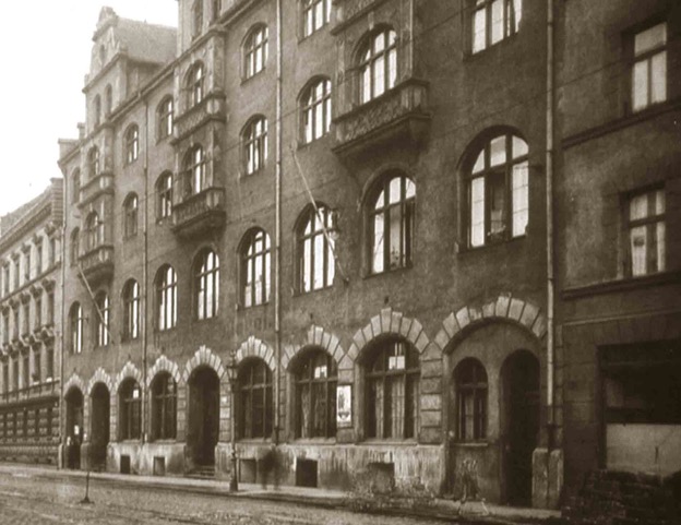 Die Fassade an der Einsteinstraße Historische Aufnahme der Straßenfassade des Unionsbräu in der Einsteinstraße in München-Haidhausen mit Rundbogenarkaden im Erdgeschoss.