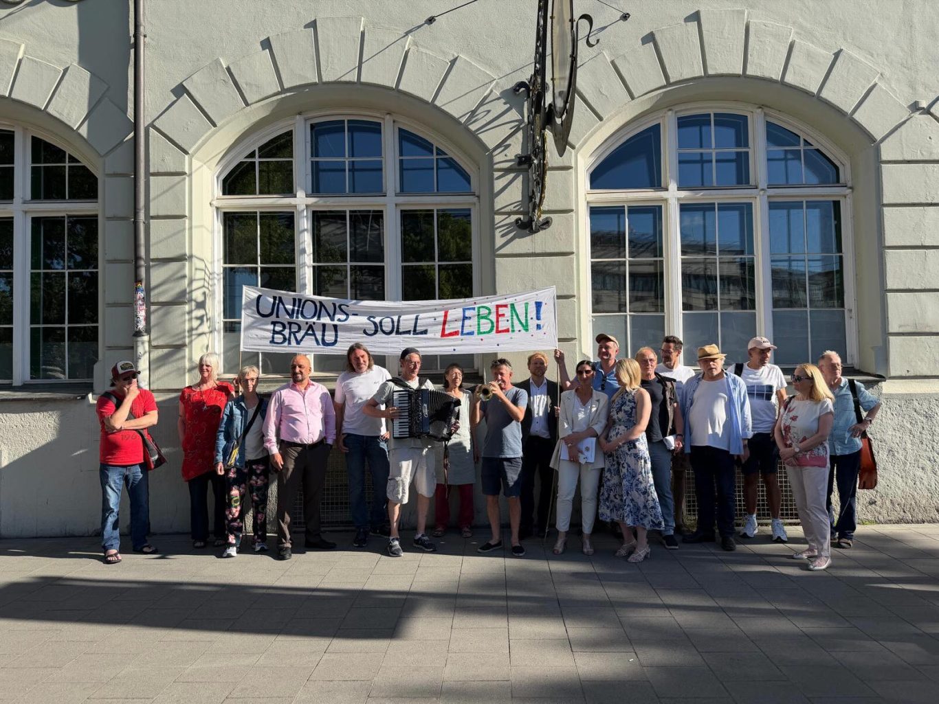 Erste Aktion mit Banner vor dem Unionsbräu Rettet das Unionsbräu: Bürgerinitiative und Unterstützer*innen stehen mit einem Unionsbräu soll leben!-Banner vor dem Unionsbräu.